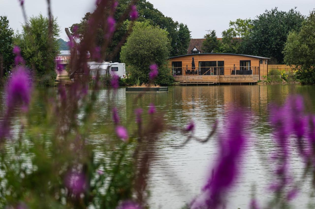 Sumners Ponds Fishery & Campsite Hotel Horsham Ngoại thất bức ảnh