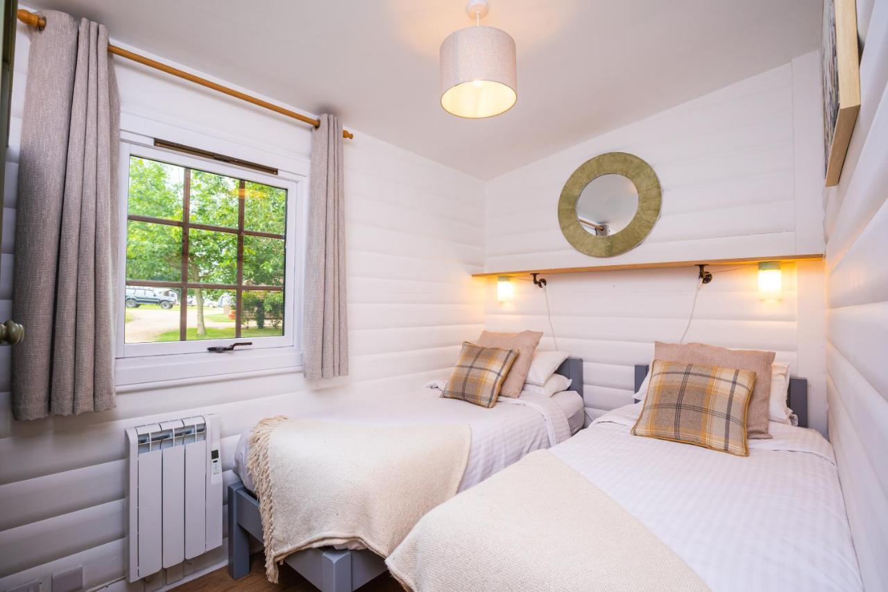 Sumners Ponds Fishery & Campsite Hotel Horsham Ngoại thất bức ảnh