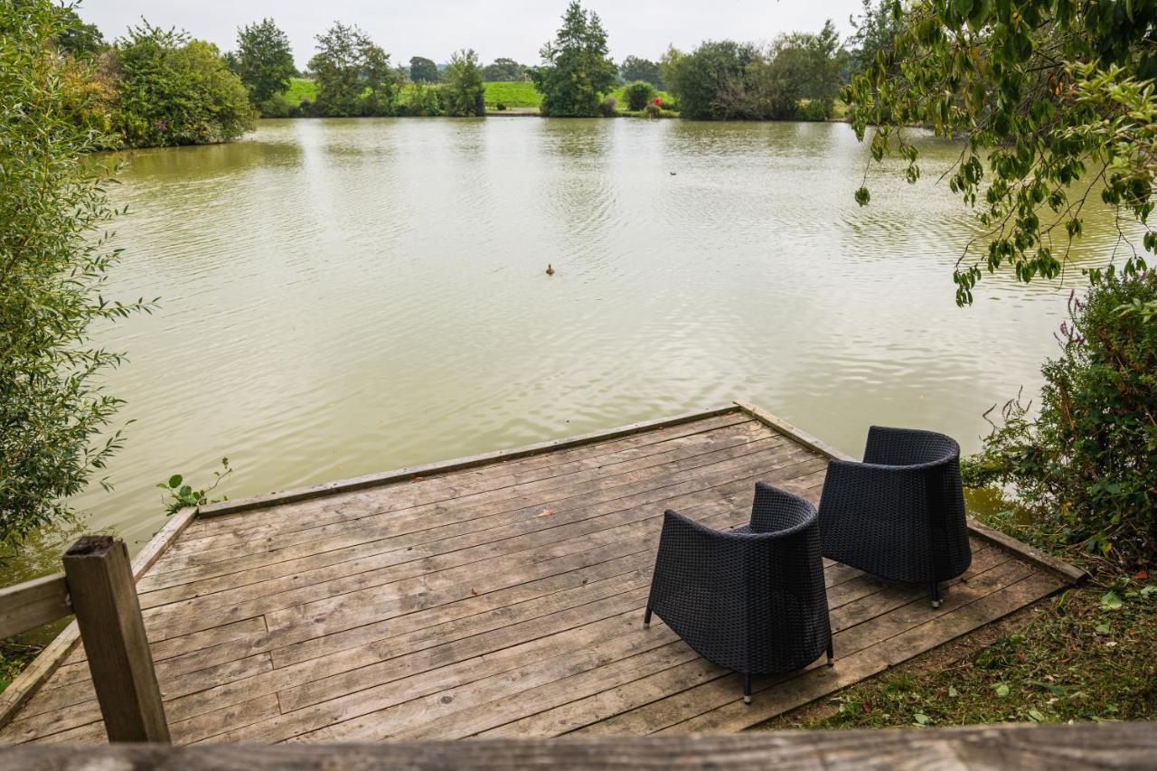 Sumners Ponds Fishery & Campsite Hotel Horsham Ngoại thất bức ảnh