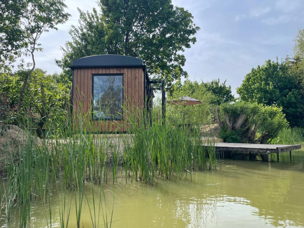 Sumners Ponds Fishery & Campsite Hotel Horsham Ngoại thất bức ảnh