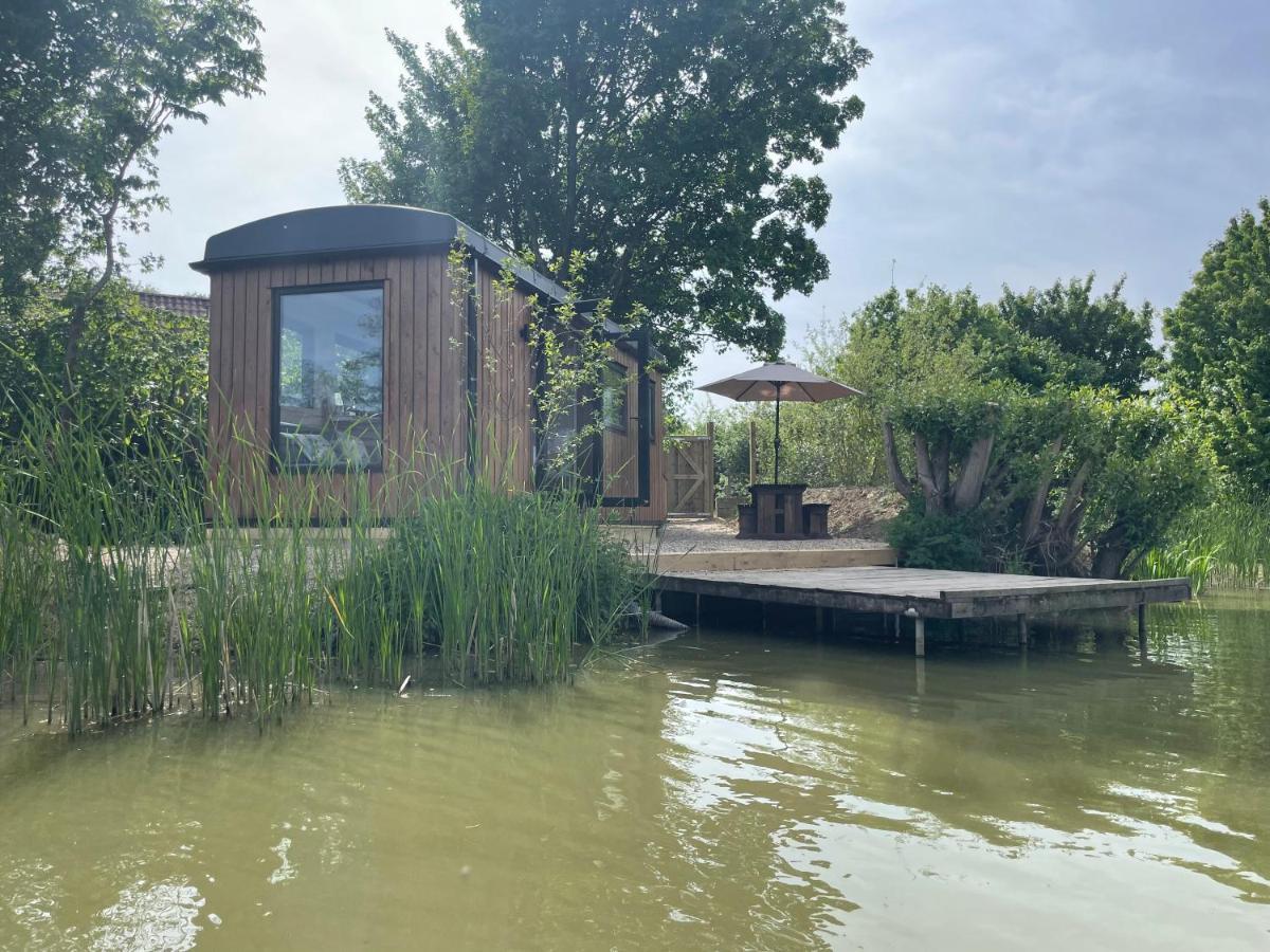 Sumners Ponds Fishery & Campsite Hotel Horsham Ngoại thất bức ảnh