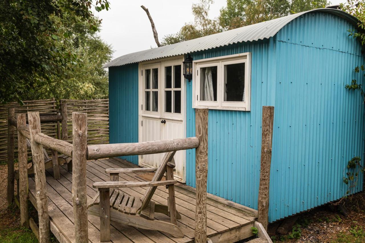 Sumners Ponds Fishery & Campsite Hotel Horsham Ngoại thất bức ảnh